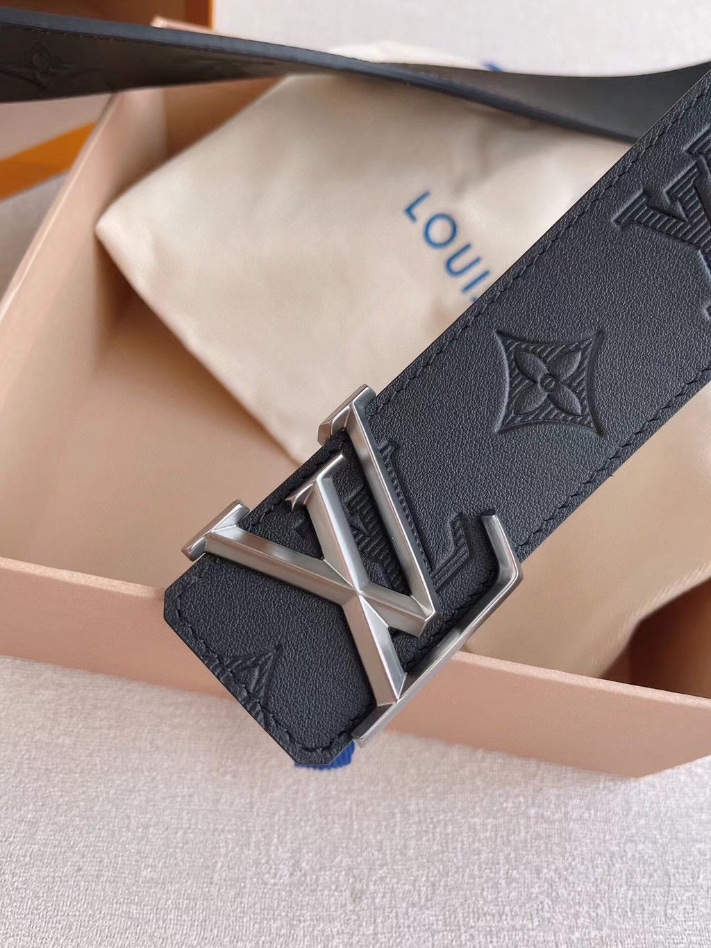 LOUIS VUITTON LV 25S BELT 40 MM IN BLACK CALFSKIN 593215
